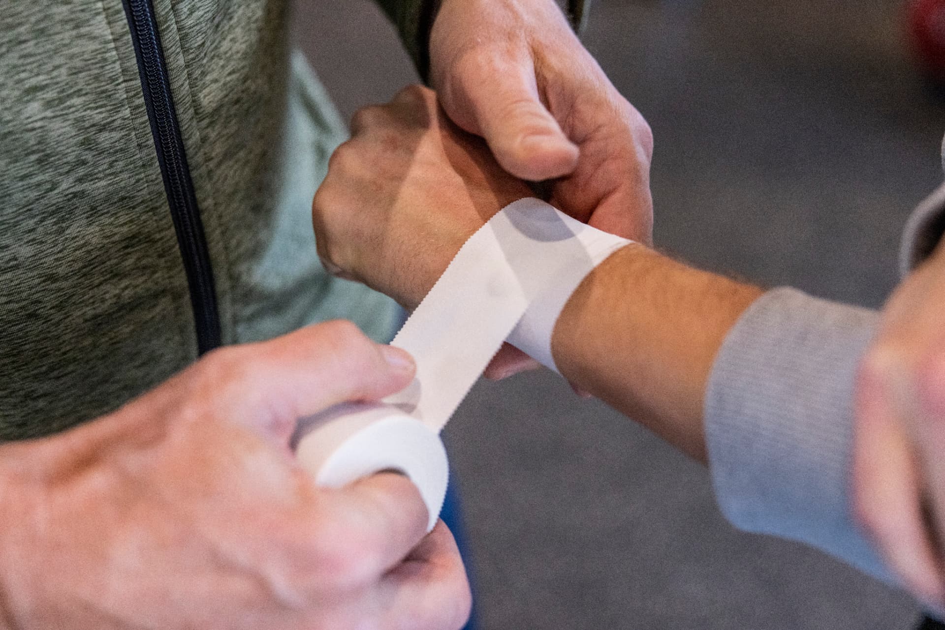 Fysioterapeut taper en patients håndled